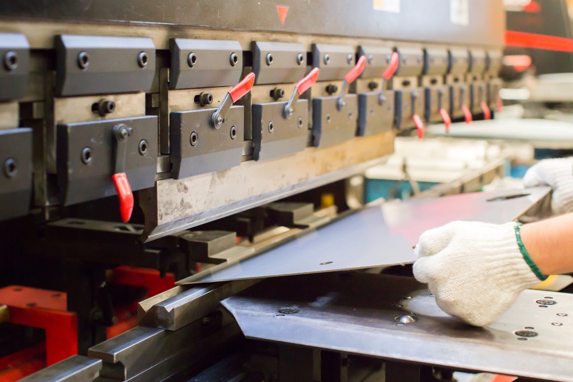 operateur_presse_plieuse-2048x1365 operateur_presse_plieuse-2048x1365